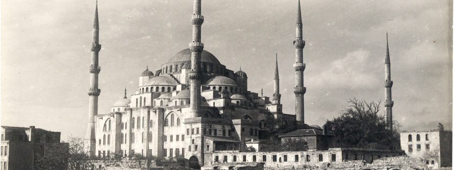 Sultan Ahmet Camii ve harap haldeki Arasta Çarşısı - SALT Araştırma
