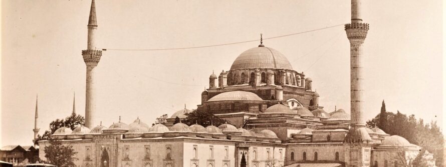 Beyazıt Camii_nde Ramazan_ın habercisi olarak minareler arasına gerilmiş olan mahya ipleri. (1870_ler, Pascal Sabah)